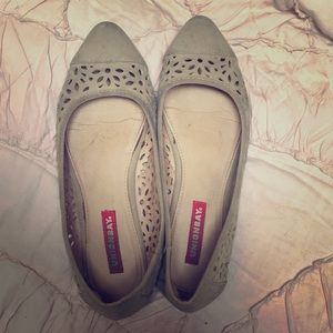 Beautiful Nude Flats! Worn 5 Times! Size: 5.5 // 6